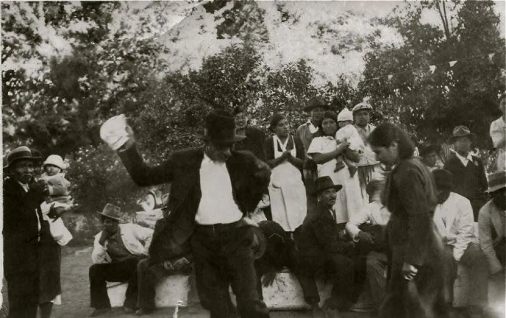Según la leyenda, en la Hacienda La Compañía fue enterrada una inmensa fortuna custodiada por un misterioso monje. La imagen corresponde a actividades realizadas en el recinto en 1938 y fue publicada por Elquiglobal.