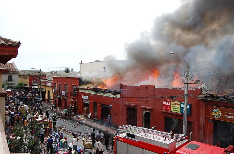De acuerdo con las informaciones periodísticas de la época, el origen del fuego se habría producido en calle Domeyko. (Foto: El Día)
