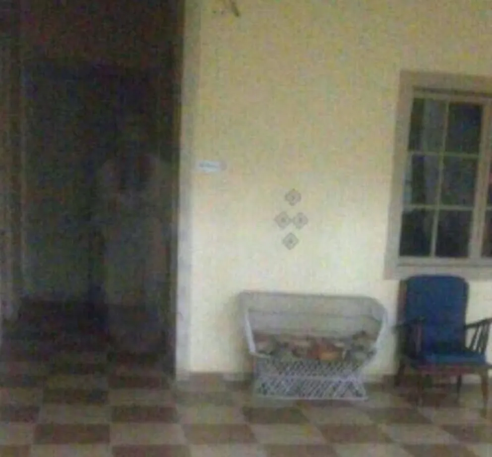 A la izquierda de la fotografía se aprecia una imagen fantasmal en las oficinas de la Dirección de Desarrollo Comunitario de Vicuña. (Foto: Cedida)