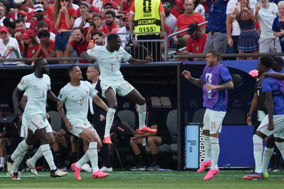  Francia volvió a imponerse a Marruecos por 2-0, pero esta vez en los cuartos de final, con goles de Kylian Mbappé y Ousmane Dembélé. (Foto: EFE)