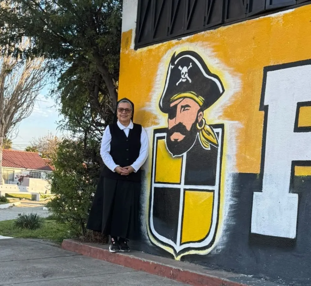 Más allá de su labor social, la religiosa también se ha transformado en una figura conocida por facetas poco habituales dentro de la vida consagrada. Una de ellas es su pasión por Coquimbo Unido.