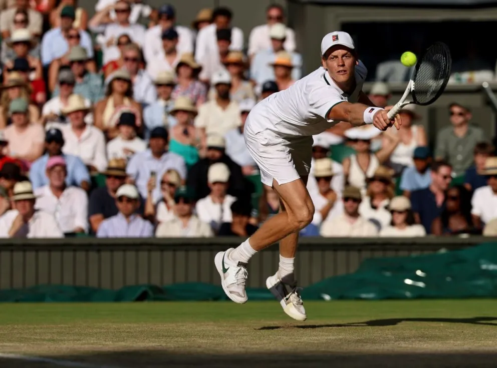 El número uno, el italiano Jannik Sinner y el alemán Alexander Zverev se encontrarán este domingo en la final de Wimbledon. (Foto: EFE)
