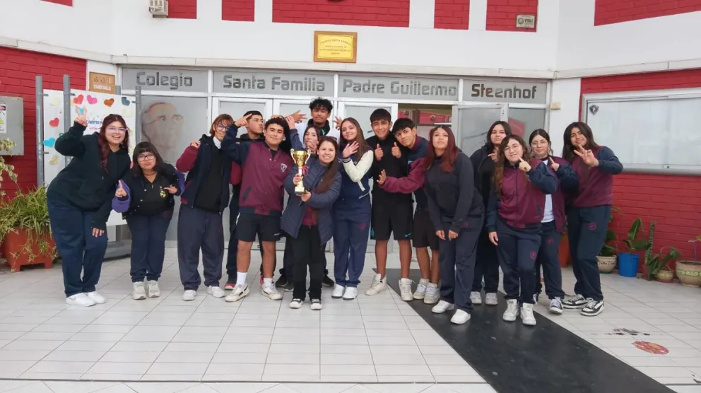 Los equipos de voleibol están dirigidos por el profesor Sergio Falcón y cuentan con el apoyo de la coordinadora extraescolar, Natalia Herrera. (Foto: cedida) 