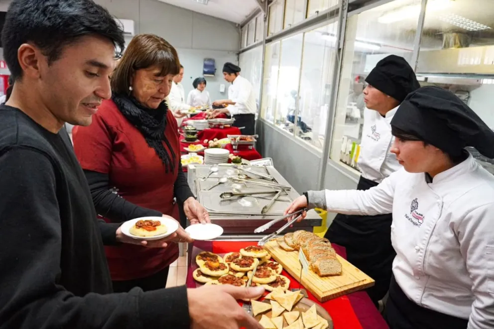 Desde la planificación de la receta y la alta cocina, hasta el servicio de garzones y la atención directa al cliente; los alumnos rotan por todas las funciones, viviendo en carne propia la adrenalina de un servicio gastronómico real. (Foto: Cedida)