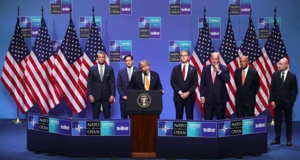 En plena cumbre, Trump volvió a lanzar duras críticas contra varios socios europeos. (Foto: EFE)