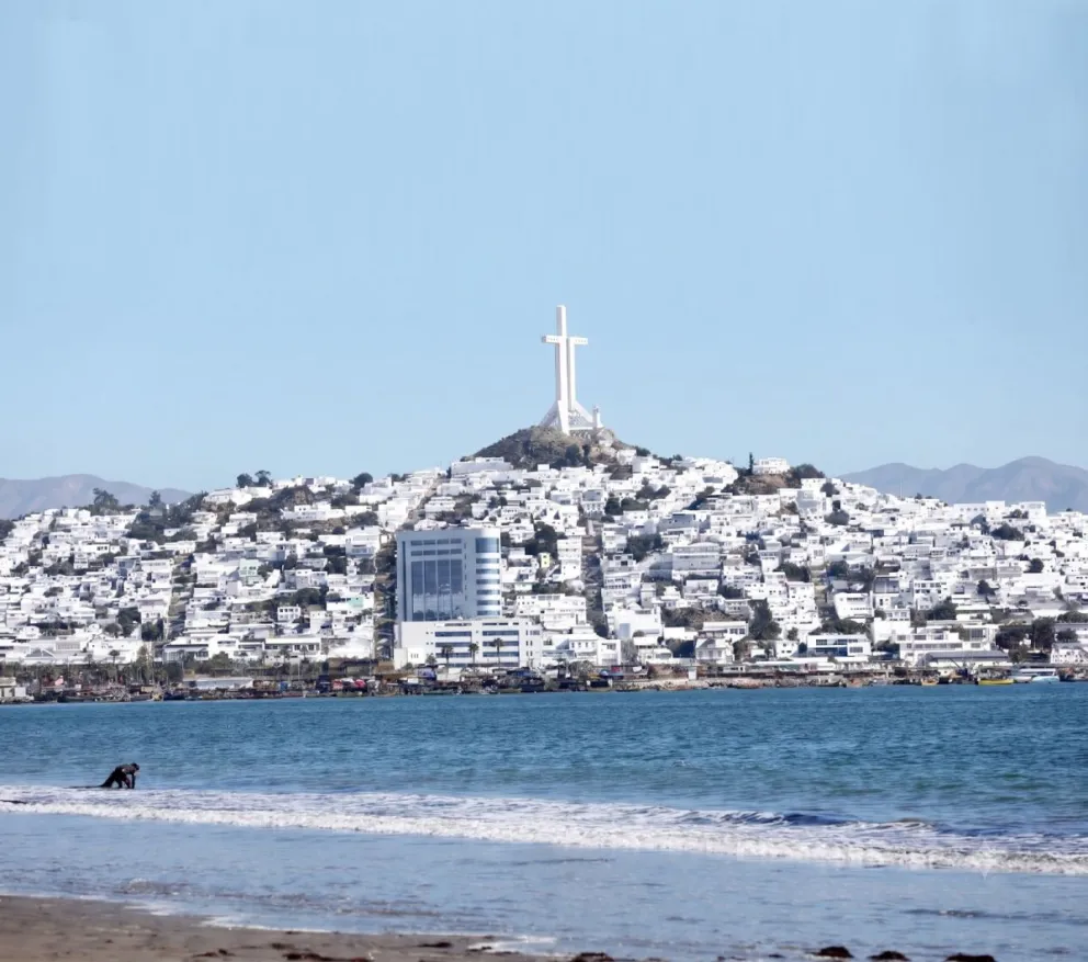 Recreación generada con inteligencia artificial que muestra cómo podría lucir Coquimbo si los cerros fueran intervenidos con fachadas blancas, inspiradas en la propuesta de los tradicionales pueblos blancos del Mediterráneo. (Foto: IA)