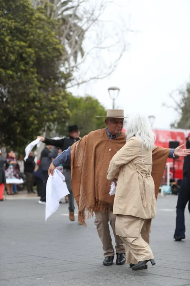 Cuequeras y cuequeros llenaron de zapateo el corazón de La Serena
