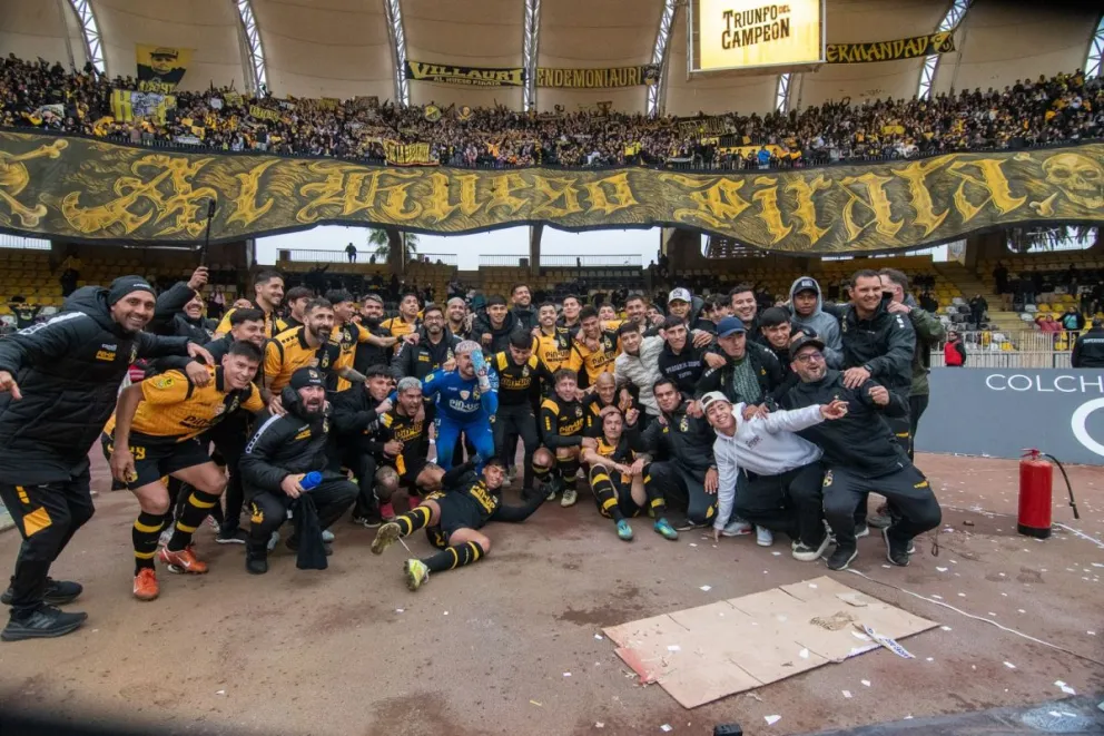 Tras el partido, el plantel celebró en el sector norte del estadio Francisco Sánchez Rumoroso junto a la hinchada aurinegra el paso a la final. (Fotos: Cristian Silva)