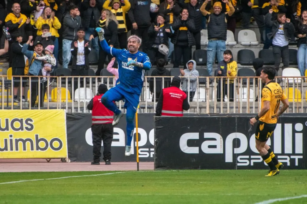 Imagen de la celebración de Diego Sánchez tras atajar tres lanzamientos de penal y ser nuevamente el héroe en el puerto pirata. (Fotos: Cristian Silva) 