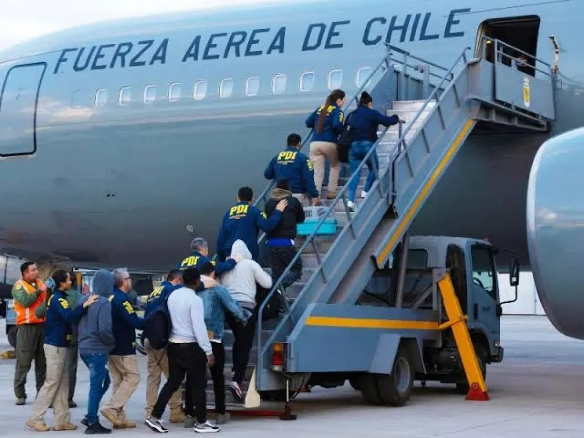 Séptimo vuelo de expulsión: 1.174 extranjeros han dejado Chile en 2026