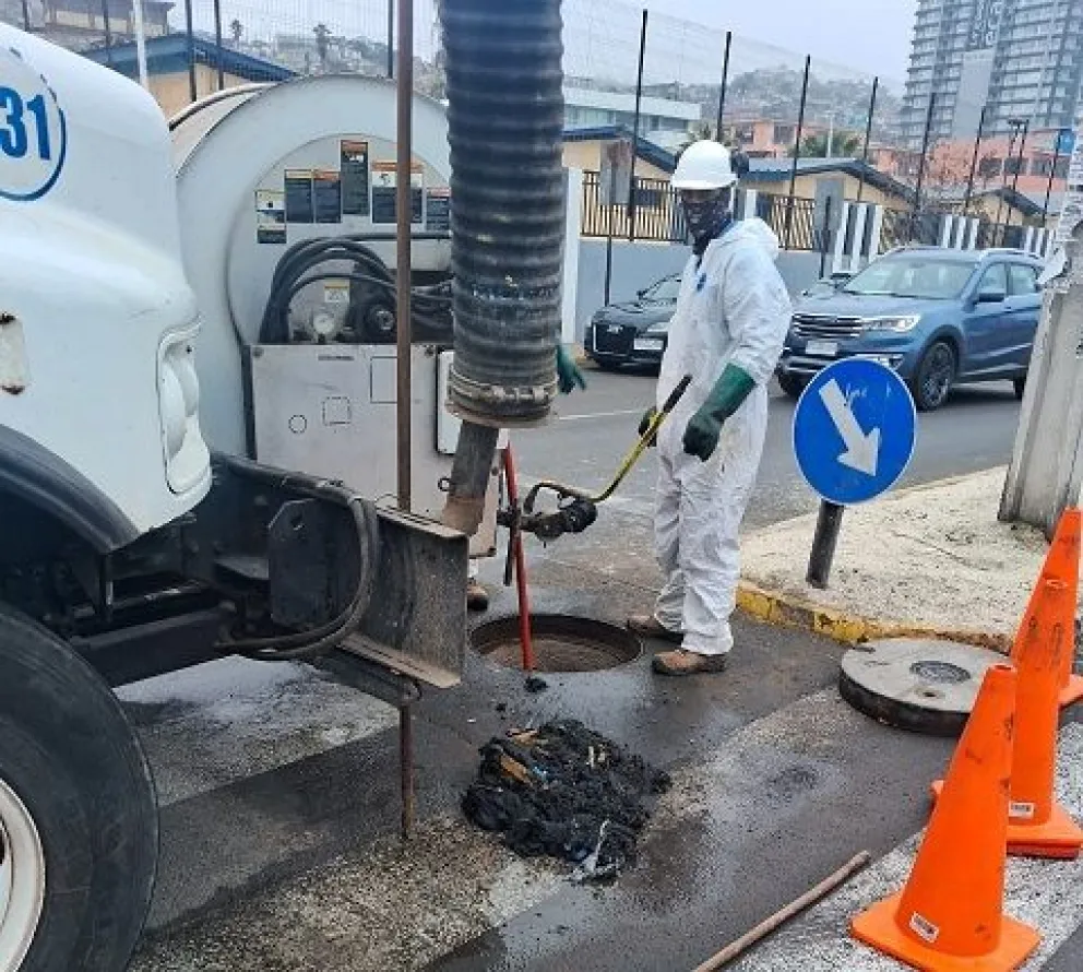 Desde Aguas del Valle indicaron que mantienen monitoreo constante de plantas de producción y tratamiento, fuentes superficiales y colectores de aguas servidas.