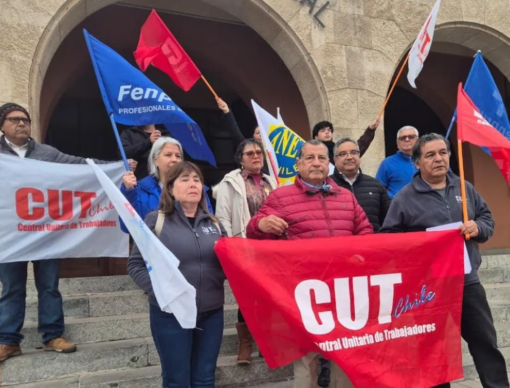 Dirigentes de la CUT Elqui se reunieron frente a la delegación presidencial para expresar su rechazo a la "megarreforma". (Foto: Cedida)