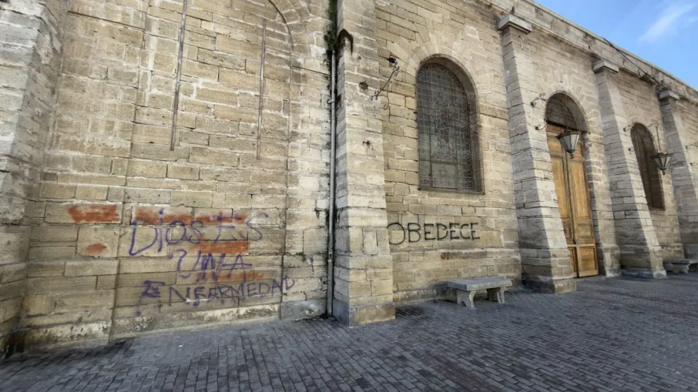 Pese a los esfuerzos que se han hecho, el vandalismo y el escaso aprecio al espacio colectivo de algunos pocos termina generando un daño al patrimonio local, como son los tradicionales templos de piedra de La Serena. (Foto: Cristian Silva)