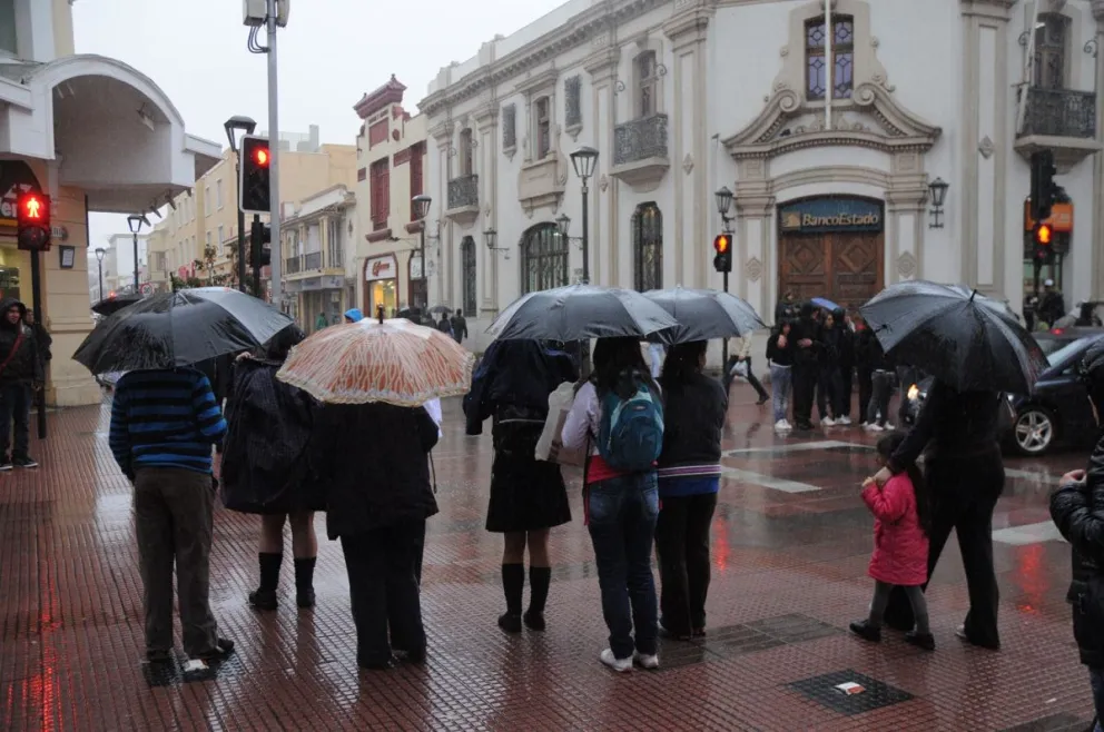 La lluvia traerá algo más que barro y agua: pondrá a prueba a las autoridades en momentos críticos. (Foto: El Día)