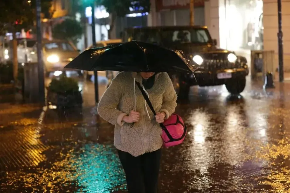 Durante episodios de lluvia, los conductores deben extremar las precauciones para evitar afectar a peatones y exponerse a sanciones económicas.