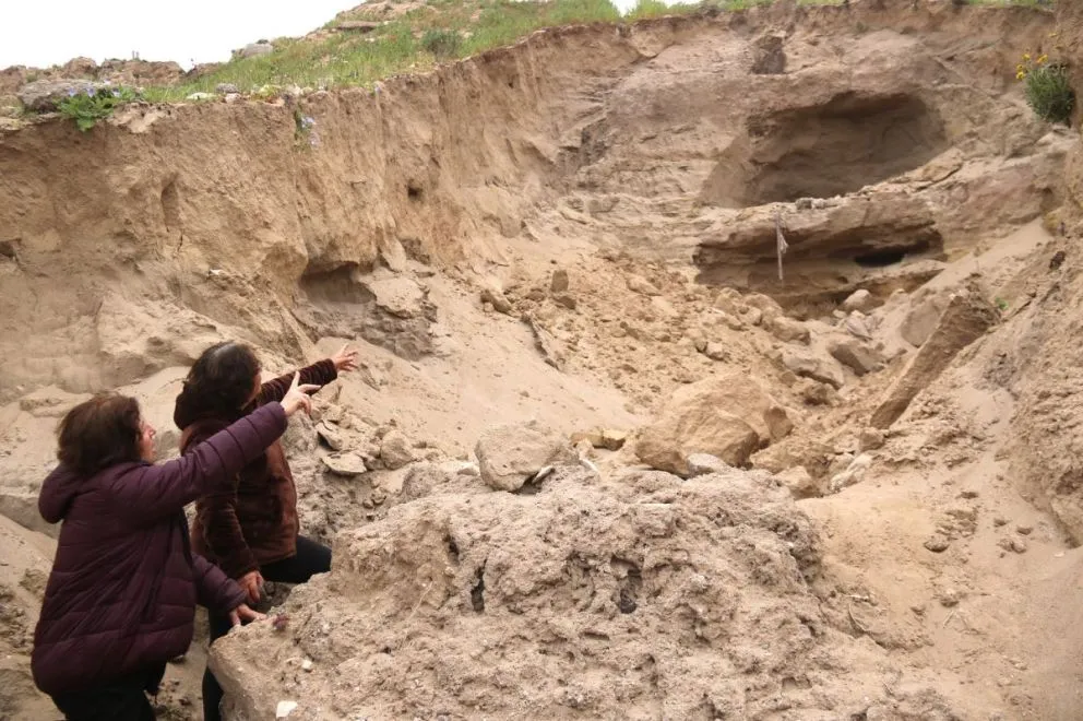 En la Villa Talinay las denuncias se remontan a 2012, cuando los vecinos comenzaron a observar cómo el mirador y la plaza, construidos al borde de la ladera, se fueron hundiendo y deslizándose quebrada abajo. (Foto: Cedida)