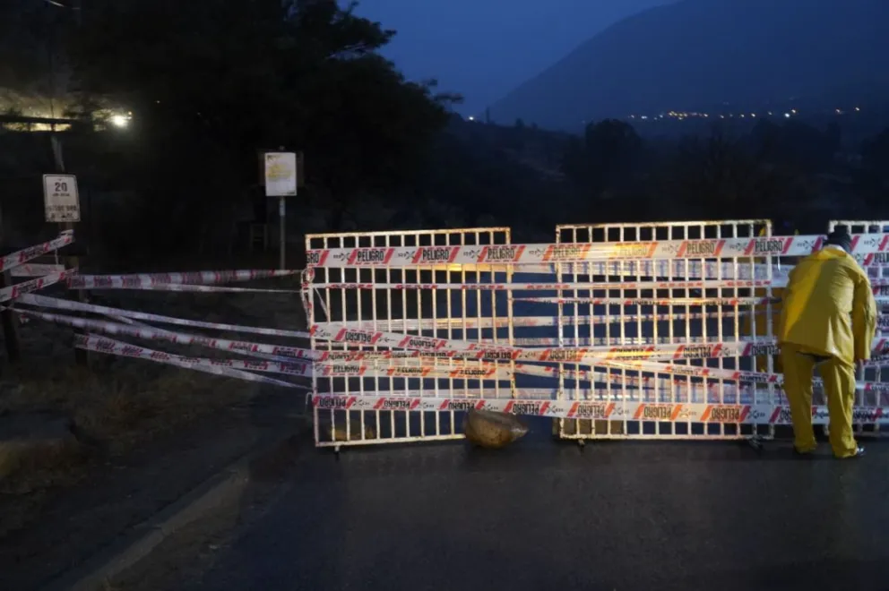 En la localidad de Carretones se debió cerrar el camino de entrada por el mal estado del puente. (Foto cedida)
