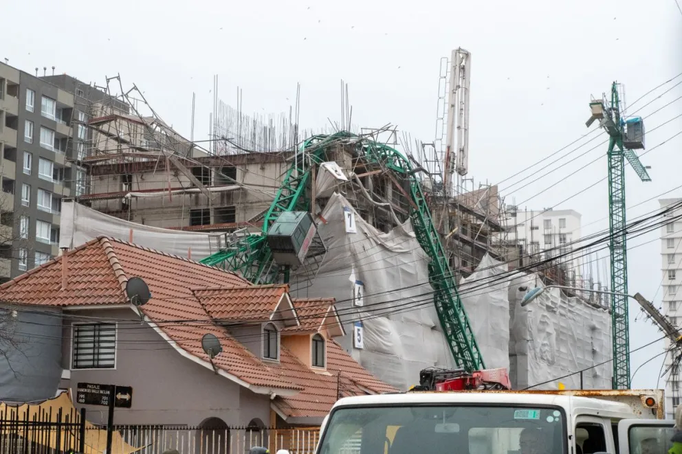 La caída de una grúa de un edificio en construcción en Sindempart, Coquimbo, pudo haber provocado una gran desgracias. Afortunadamente los daños fueron materiales en viviendas y vehículos.