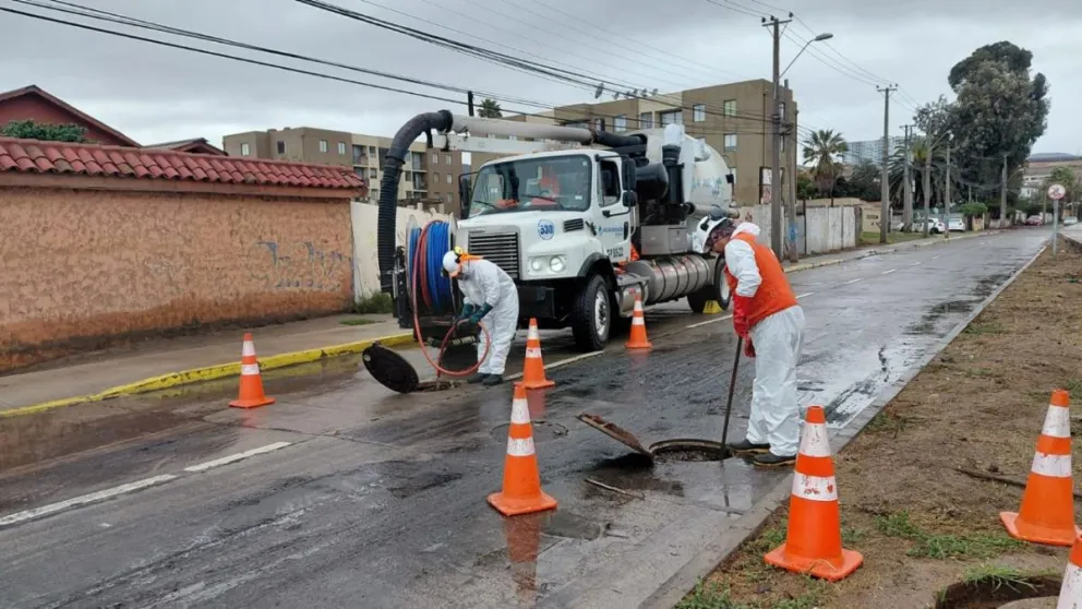 La sanitaria mantiene cuadrillas desplegadas en terreno para monitorear los sistemas de agua potable y atender contingencias derivadas del sistema frontal, especialmente en redes de alcantarillado.