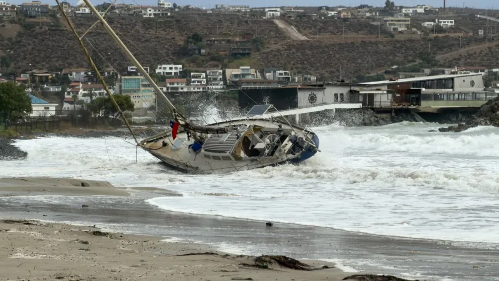 La necesidad de varar las embarcaciones se explica por el fuerte viento norte, fenómeno que generó una marejada que dificultó sus maniobras. (Foto: Cristian Silva)