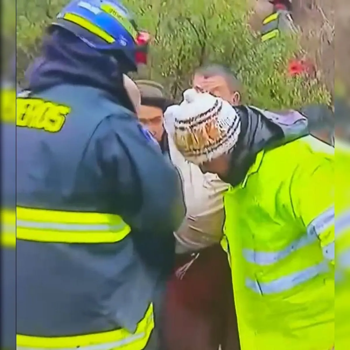 Rescatan a hombre atrapado sobre camioneta en estero de Punitaqui Rescatan a hombre atrapado sobre camioneta en estero de Punitaqui