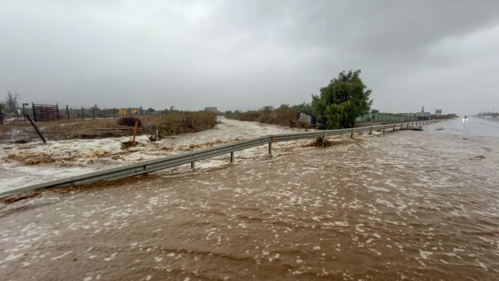La fuerza del agua en distintos sectores ha provocado cortes de camino y deterioro de puentes, además de cientos de damnificados. (Foto El Día)