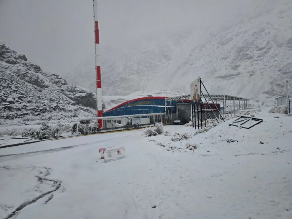 En el cruce cordillerano hacia Argentina, cuyo paso está cerrado se apreciaba una bella postal tras nevadas, una imagen distinta a la destrucción que ha dejado el sistema frontal.