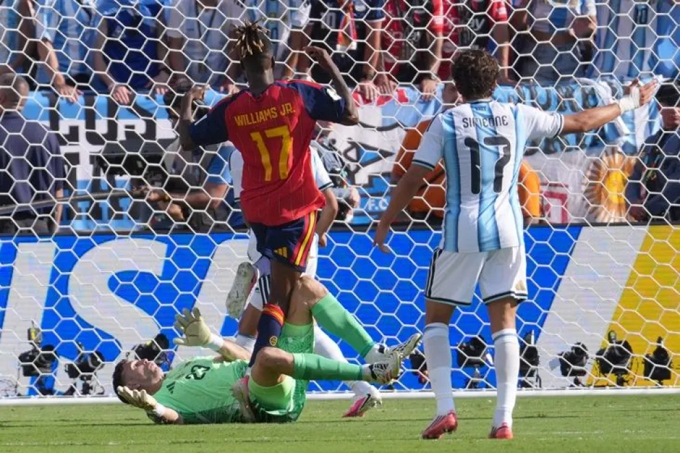 Mereció más la Roja antes de la prórroga. Acumuló hasta 13 disparos por uno del rival antes del tiempo extra y se topó con un espectacular Emiliano Martínez, imponente para mantener a flote a los de Scaloni.
