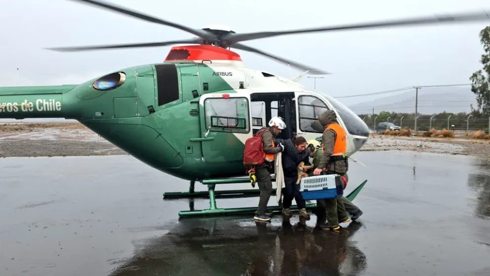 El puente aéreo de Carabineros ha permitido evacuar a más de un centenar de personas desde sectores aislados por las intensas lluvias y la crecida de ríos en la Región de Coquimbo.