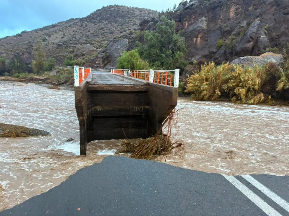 En Río Hurtado, la fuerza del agua destruyó un puente, dejando aislada a la localidad. (Foto: cedida)
