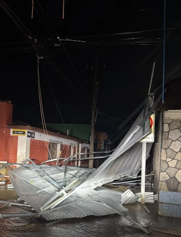 Bomberos de Andacollo confirmó que la localidad permanece sin energía eléctrica y sin agua potable, con más de 180 emergencias registradas hasta el momento y al menos 120 personas evacuadas de sus viviendas por daños estructurales. (Cedida)