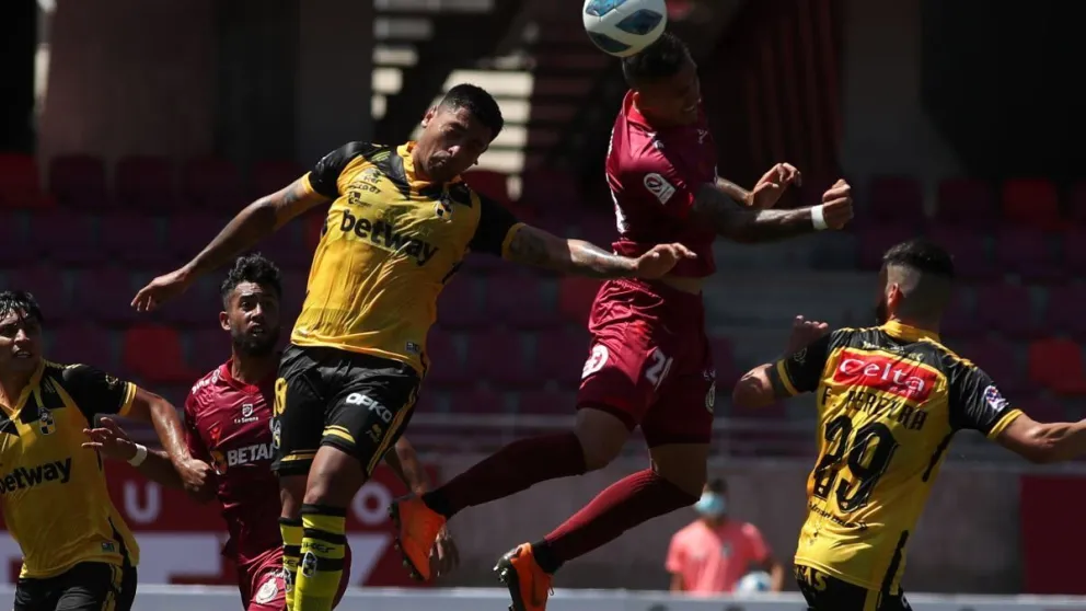 Mientras Coquimbo Unido pondrá en pausa el fútbol para transformarse en un actor activo de la reconstrucción regional, Deportes La Serena buscará abstraerse de la contingencia para afrontar un desafío deportivo ante la UC. (Foto: El Día)