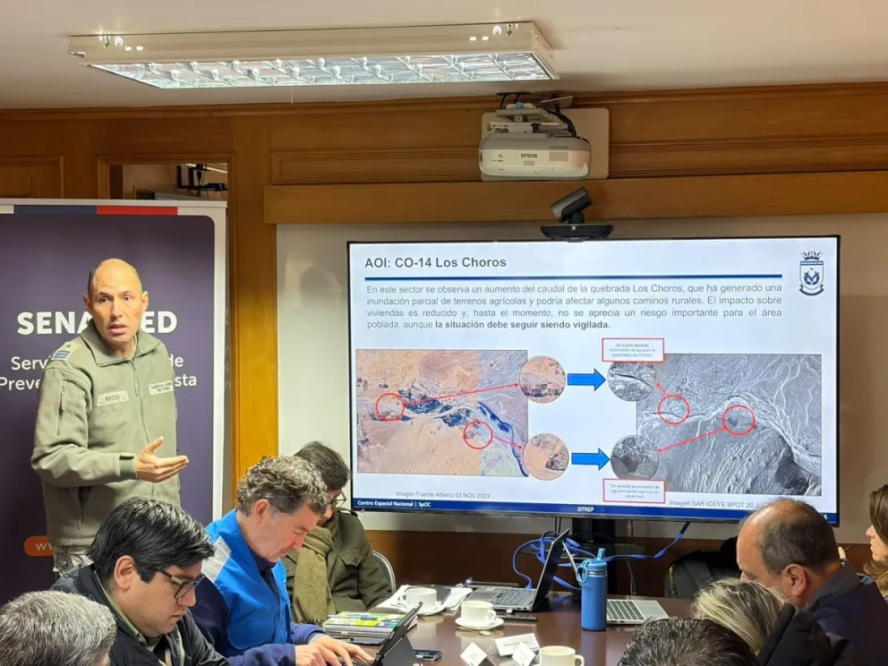 El comandante de la FACh, Luis Roco Delgado, entregando antecedentes del trabajo satelital que se realiza ante el COGRID regional. (Foto: Cedida)