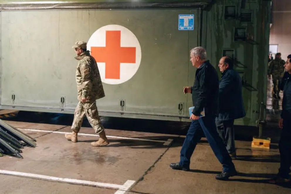 El Presidente José Antonio Kast recorre, junto al director regional de Salud, Ernesto Jorquera, las instalaciones del hospital modular de campaña instalado por el Ejército. (Foto: Cedida)