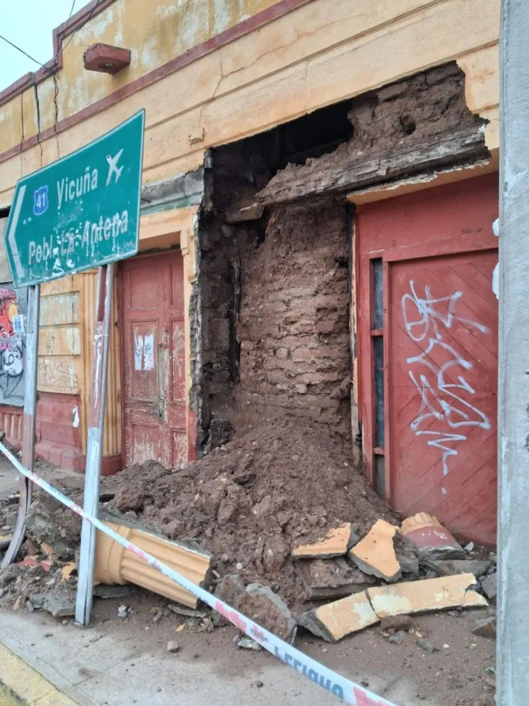 En distintos puntos del centro se observan desprendimientos de fachadas, caída de cornisas y colapsos parciales de estructuras. (Foto: El Día)