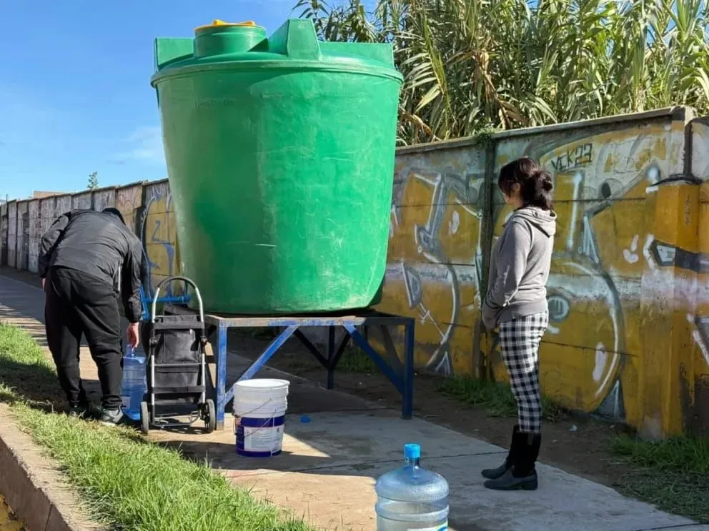 El abastecimiento mediante estanques continúa mientras avanza la recuperación del servicio. (Foto: Cedida)