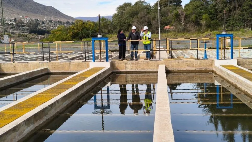 Las autoridades recorrieron la planta de producción de Aguas del Valle para constatar los trabajos para la normalización del servicio de agua potable. (Foto: Cedida)
