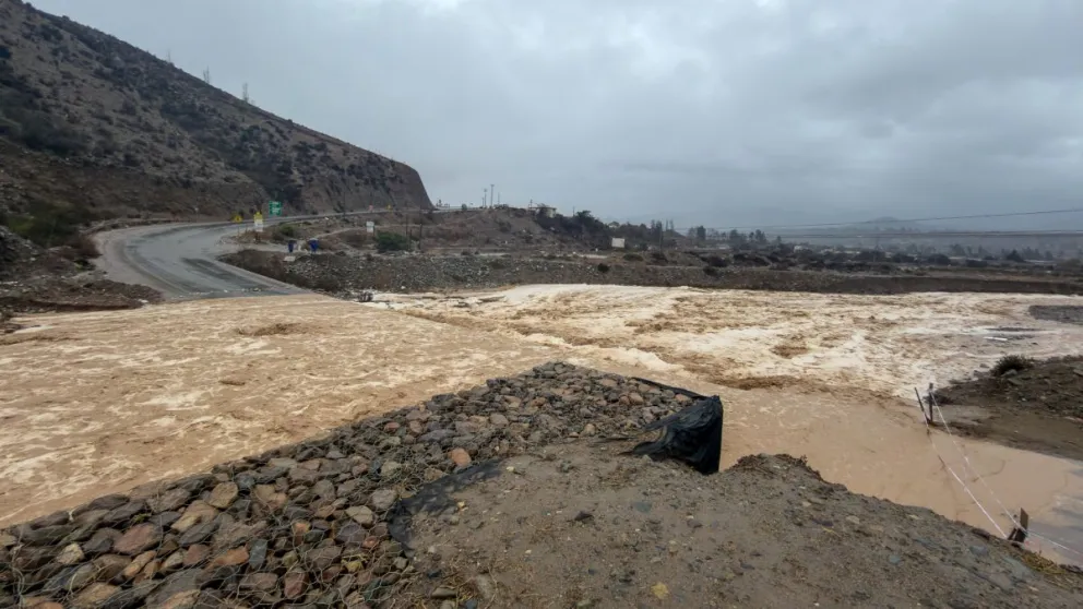 La catástrofe que enfrenta la región por el sistema frontal que afectó a la zona, no solo provocó desbordes de quebradas y ríos, sino que también críticas al accionar del ejecutivo. (Foto: Cristian Silva)