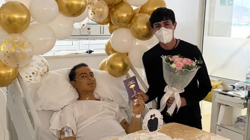 Gracias a la entrega y cooperación del equipo del hospital de Ovalle, Reimundo y Cristián sellaron una historia de amor que comenzó hace diez años y que este miércoles quedó oficialmente unida. (Foto: Cedida)