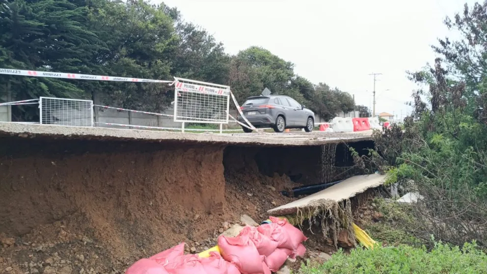 En el Camino San Ramón, a la altura del condominio Santa Margarita, se mantiene habilitada una sola pista para circular. (Foto: Cedida)