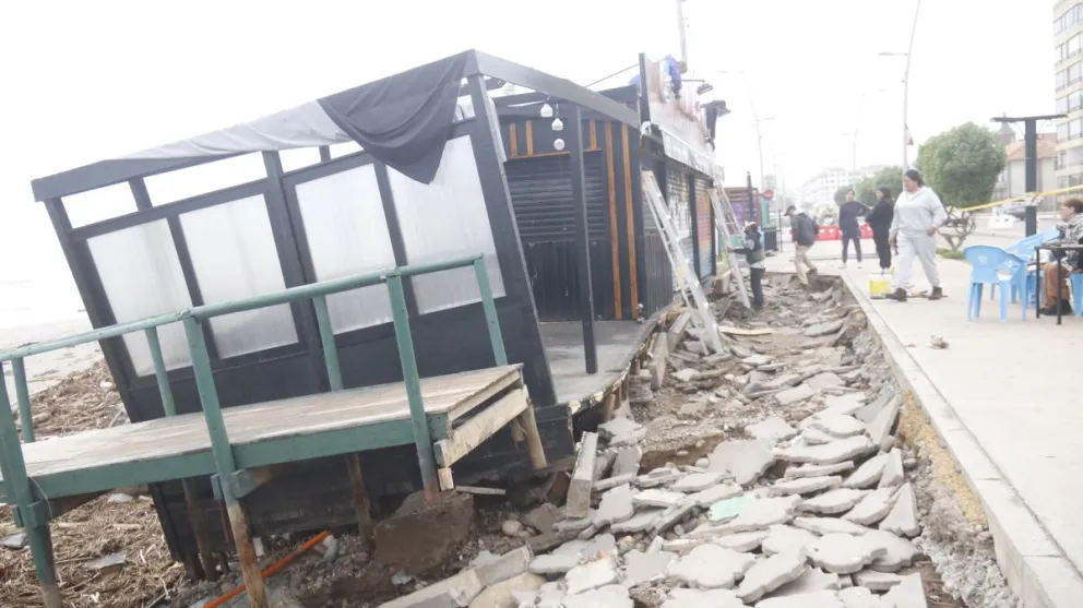 El local Ohana Beach, ubicado en Avenida del Mar, resultó completamente dañado tras el escurrimiento de aguas lluvia provenientes de las parcelas aledañas de avenida Pacífico. (Foto: El Día)