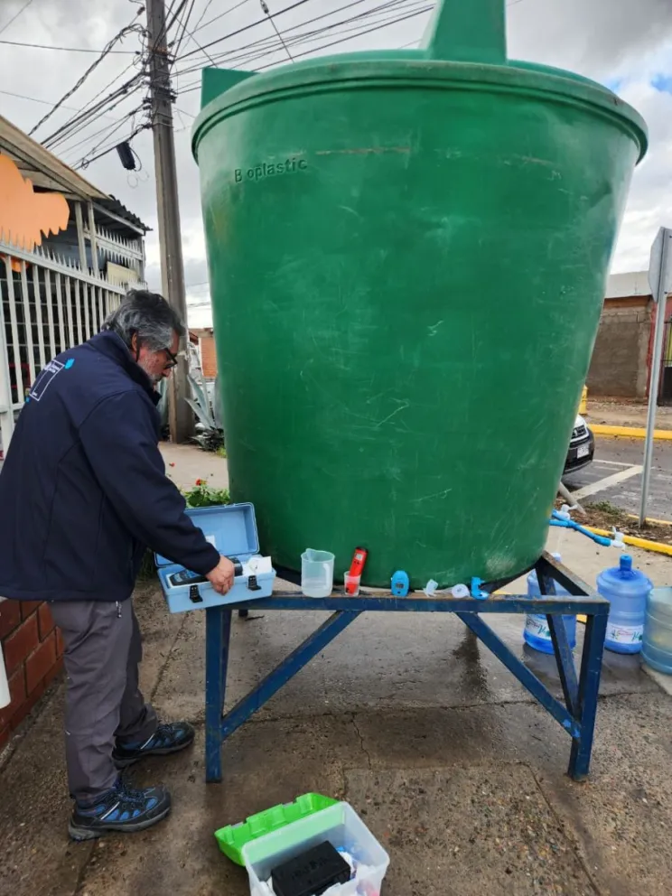 El rebalse de aguas servidas, el aislamiento de localidades y las inundaciones, ponen a prueba el trabajo para evitar una crisis sanitaria. En la imagen, funcionarios de la seremi de Salud monitoreando el agua potable. (Foto: Cedida)
