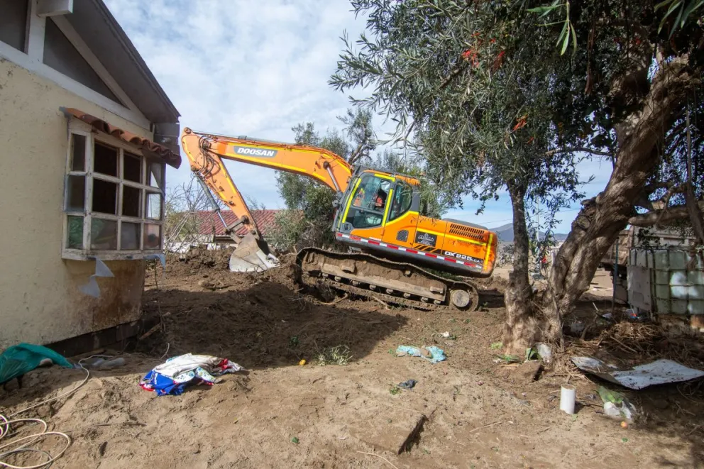 Entre barro y escombros, los vecinos de Islón comienzan la reconstrucción de sus hogares. (FOTO: Cristian Silva)