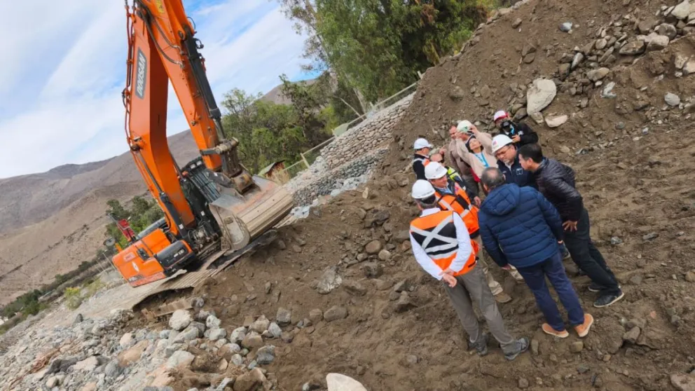 En Vicuña también se realizaron diversas labores para restablecer la circulación de vehículos en la Ruta D-41. (Foto cedida)