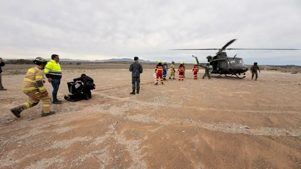 La ayuda llegó en helicóptero hasta Camarones, donde cerca de 32 personas permanecen aisladas tras el sistema frontal. (FOTO: Cedida) 