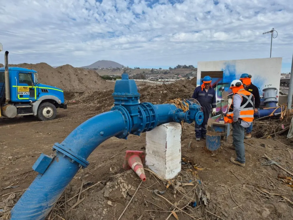 El 3% de clientes que aún permanece sin agua depende de pozos profundos que fueron completamente anegados por el aluvión y a los que la empresa solo pudo acceder gracias a un camino habilitado por el Ejército. (Foto: Cedida)