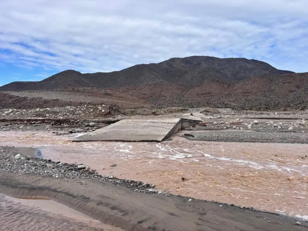 La comuna de La Higuera sufrió una verdadera devastación luego que el último sistema frontal destruyera su principal vía de comunicación terrestre: la ruta 5 Norte, además de caminos rurales. (Foto: Cedida)