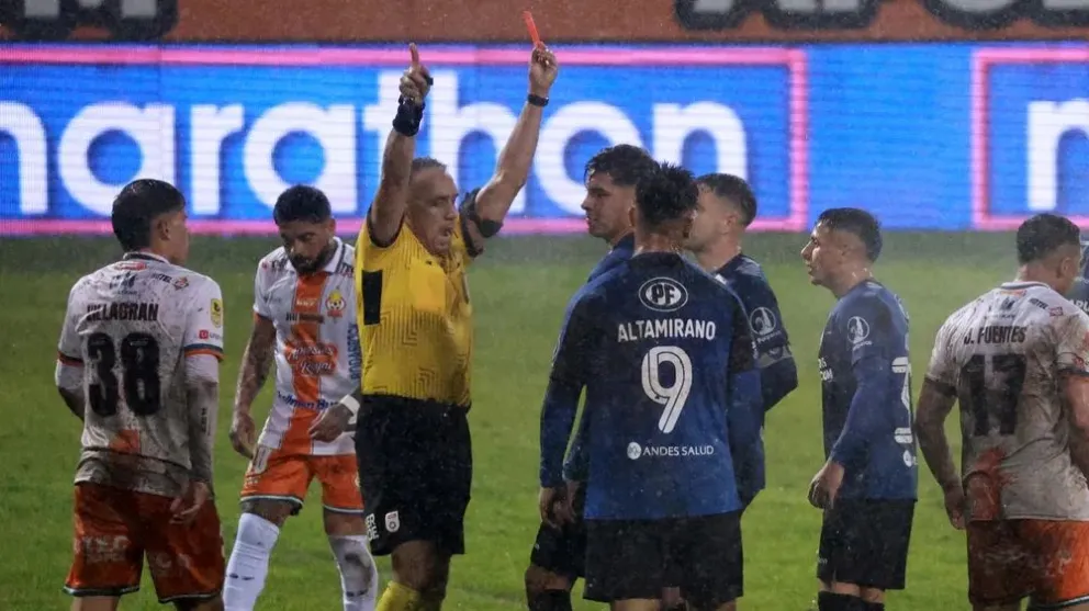 El Tribunal de Disciplina aplicó un duro castigo al futbolista de Huachipato, Kevin Altez. (Foto: Captura de pantalla)