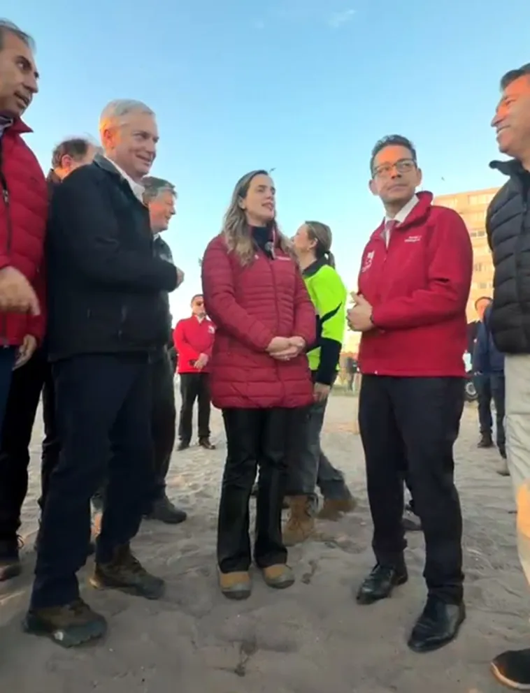 El Presidente José Antonio Kast recorrió la Avenida del Mar junto a su comitiva y autoridades locales, observando el impacto que dejó el río Elqui durante el temporal. (Foto: Cedida)