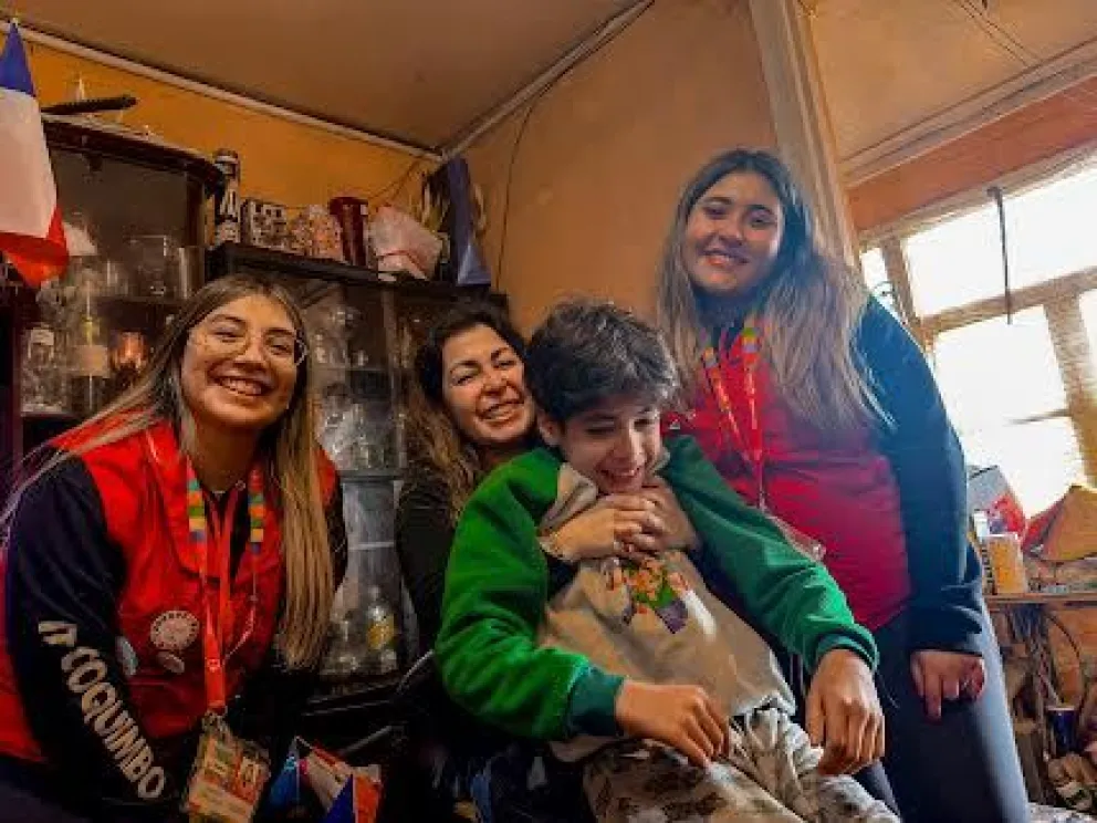 En las labores de ayuda han participado voluntarios y profesionales de distintas disciplinas, entre ellos enfermeros, kinesiólogos, psicólogos, trabajadores sociales y conductores, todos de la institución. (Foto: Cedida)
